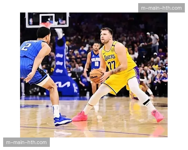 战术板：复盘雷霆vs独行侠，亚历山大与东契奇在挡拆防守策略上的镜像对决。