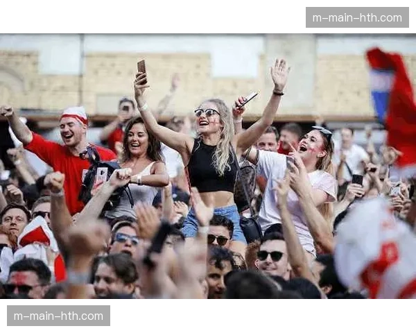 花絮：大雨中，小球迷的旗帜被吹飞，客队门将帮忙捡回
